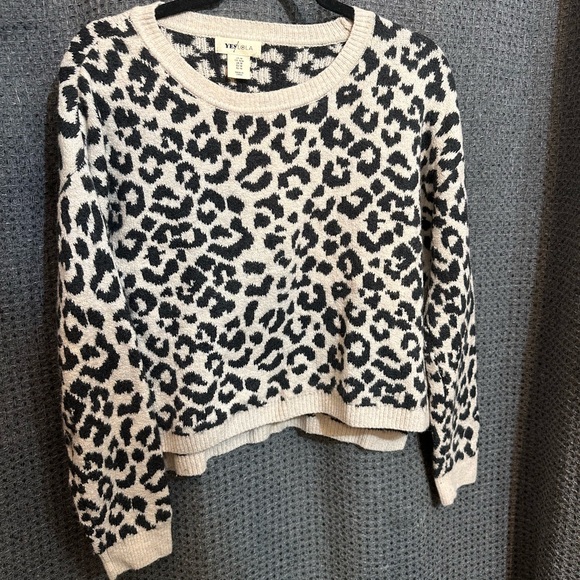 Yes Lola - Beige Cheetah Print Asymmetric Hem Long Sleeve Sweater - Size Medium - Picture 1 of 6